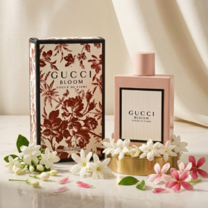 Ethereal, fresh, and light—Gucci Bloom Gocce Di Fiori is the poetic "flower drop" of the iconic Bloom family. Translated from Italian as "Flower Drops," this Eau de Toilette is designed to evoke the fleeting, vivid moments of early spring.